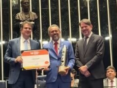Elmano recebe, pela segunda vez, prêmio do Senado por avanços na alfabetização infantil do Ceará