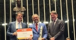 Elmano recebe, pela segunda vez, prêmio do Senado por avanços na alfabetização infantil do Ceará