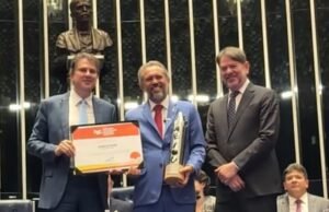 Elmano recebe, pela segunda vez, prêmio do Senado por avanços na alfabetização infantil do Ceará