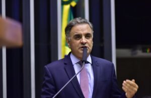 PSDB avalia candidatura de Aécio Neves à Presidência após desgaste de Flávio Bolsonaro
