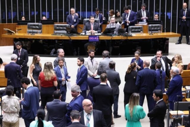 Parlamentares durante sessão conjunta do Congresso Nacional