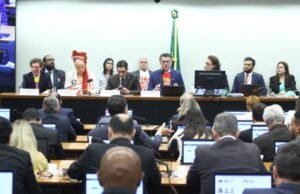 Comissão aprova PEC do fim da escala 6×1; texto vai ao plenário da Câmara
