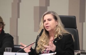 Luizianne propõe aumento de pena para feminicídio com mutilação após caso em Quixeramobim