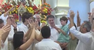 Missa da Bênção da Bandeira reúne lideranças políticas e registra manifestações durante celebração em Barbalha