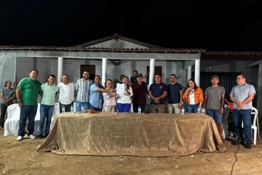 Márcia Zomin assina ordem de serviço para construção de adutora no Inharé