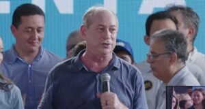 Ciro confunde gesto com símbolo do CV, manda prender apoiador e depois pede desculpas