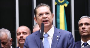 Líder do PL na Câmara diz que partido votará fim da escala 6×1 e pedirá escala 4×3