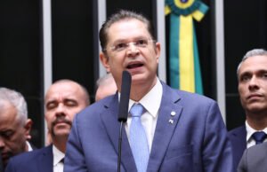 Líder do PL na Câmara diz que partido votará fim da escala 6×1 e pedirá escala 4×3