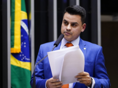 Deputado destina emendas para eventos com shows de cantor do qual é sócio