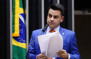 Deputado destina emendas para eventos com shows de cantor do qual é sócio