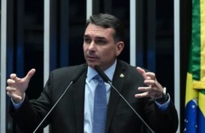 Flávio Bolsonaro aciona STF após Lula associar filhos de Bolsonaro a “traidores”