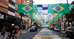 Ruas decoradas para Copa do Mundo reforçam vínculo comunitário no Rio