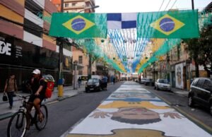 Ruas decoradas para Copa do Mundo reforçam vínculo comunitário no Rio