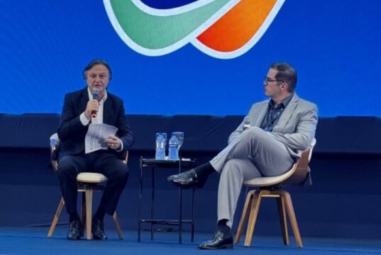 Prefeito Cirilo Pimenta ministra palestra sobre gestão pública durante evento em Fortaleza