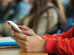 Pesquisa do MEC aponta queda na violência e na ansiedade após restrição de celulares nas escolas