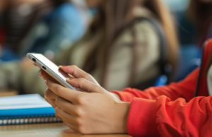 Pesquisa do MEC aponta queda na violência e na ansiedade após restrição de celulares nas escolas