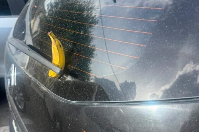 Banana presa em carro