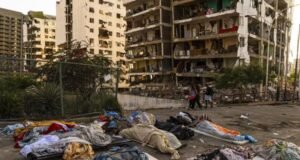 Moradores de La Guaira enfrentam cenário de devastação na Venezuela