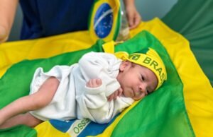Bebês internados na Santa Casa de Sobral participam de ensaio fotográfico com temática da Copa do Mundo