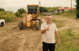 Prefeitura de Madalena inicia piçarramento de estrada do Tigre dos Carneiros, anuncia prefeito Crispiano