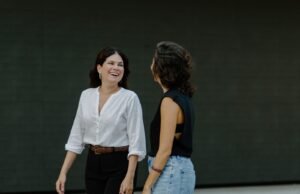 Raisa Christina e Carolina Torquato lançam seus novos livros de poesia em Fortaleza