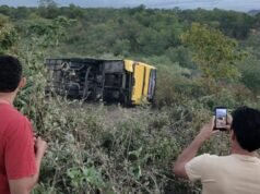 Ônibus com destino a Canindé capota e deixa dois mortos e vários feridos