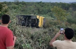 Ônibus com destino a Canindé capota e deixa dois mortos e vários feridos