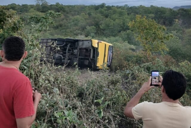 Ônibus capota com destino para Canindé