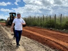 Marcílio Coelho acompanha execução do programa Estradas Seguras que vai revitalizar trechos da zona rural de Banabuiú