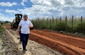 Marcílio Coelho acompanha execução do programa Estradas Seguras que vai revitalizar trechos da zona rural de Banabuiú
