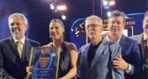 Representado por Manoela Pimenta, Cirilo recebe prêmio de destaque político entre prefeitos cearenses