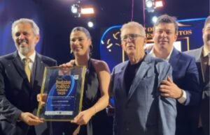 Representado por Manoela Pimenta, Cirilo recebe prêmio de destaque político entre prefeitos cearenses