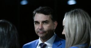 Flávio Bolsonaro evita detalhar contrato de ‘Dark Horse’ e diz que Lula é quem deve explicações