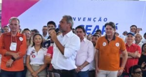 PDT oficializa apoio à reeleição de Elmano de Freitas no Ceará e retoma aliança com PT