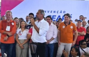 PDT oficializa apoio à reeleição de Elmano de Freitas no Ceará e retoma aliança com PT