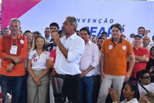 PDT oficializa apoio à reeleição de Elmano de Freitas no Ceará e retoma aliança com PT