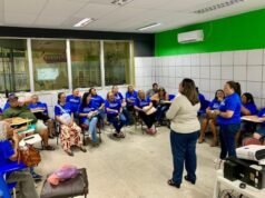 Como o diálogo com as comunidades contribui para o avanço da adesão à rede de esgoto