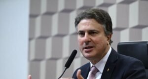 Camilo diz que afastamento de Cid ocorreu por “problemas de saúde” e que senador já voltou às tratativas com Elmano