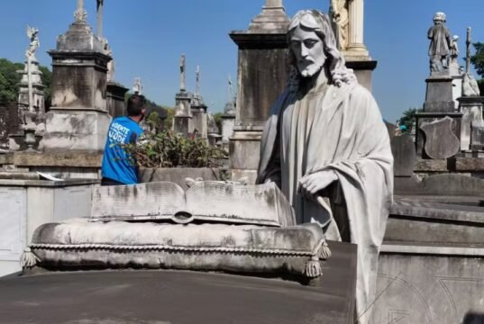 O Rio tem cemitério com churrasco, futebol e até santa popular