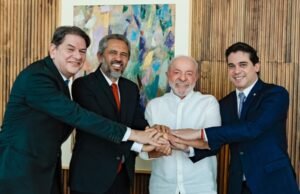 Elmano anuncia Cid Gomes à reeleição ao Senado e confirma Júnior Mano como primeiro suplente