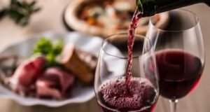 Mercado de vinhos registra queda dos rótulos mais baratos e avanço dos premium