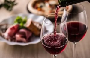 Mercado de vinhos registra queda dos rótulos mais baratos e avanço dos premium
