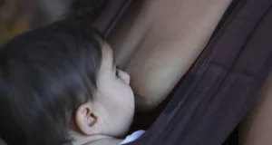 Amamentação reduz risco de doença cardíaca na mãe