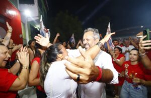 Carreata de Elmano em Palhano ao lado de aliados reúne apoiadores pelas ruas da cidade