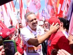 Elmano realiza caminhada no Antônio Bezerra, em Fortaleza