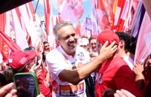 Elmano realiza caminhada no Antônio Bezerra, em Fortaleza