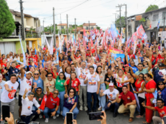 Elmano reforça avanços nas áreas da saúde, segurança e social durante sua gestão em caminhada no Aracapé