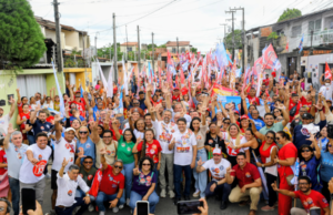 Elmano reforça avanços nas áreas da saúde, segurança e social durante sua gestão em caminhada no Aracapé