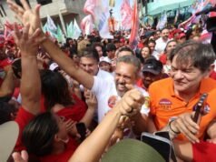 Multidão recebe Elmano no Pirambu em primeiro ato de campanha