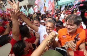 Multidão recebe Elmano no Pirambu em primeiro ato de campanha